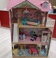 CASA DI LEGNO DELLA BAMBOLA ANNABELLE