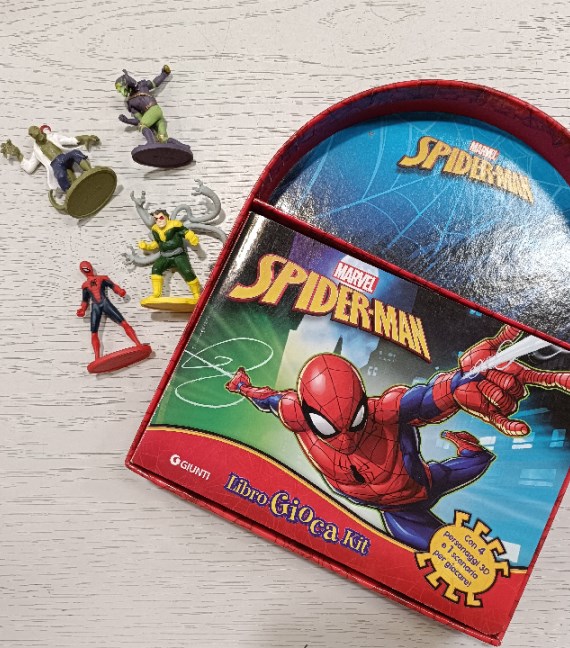 LIBRO+PERSONAGGI SPIDER MAN