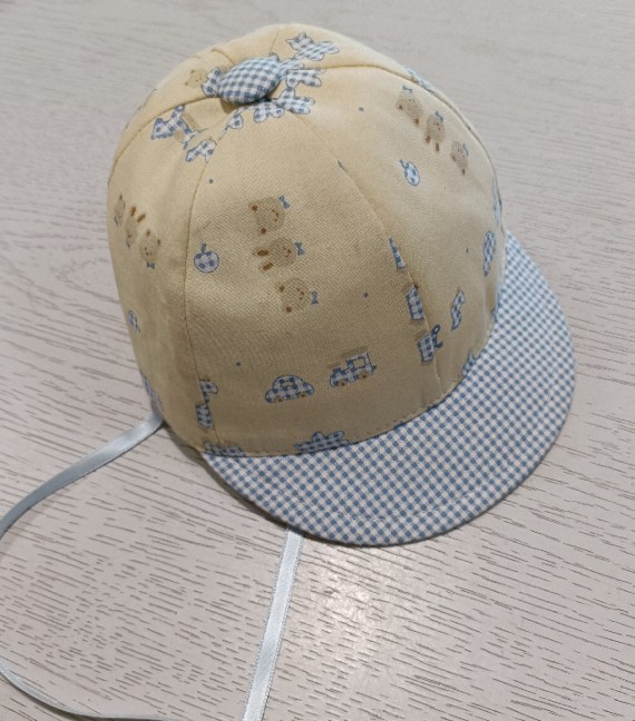 CAPPELLO CON VISIERA PRIMI MESI
